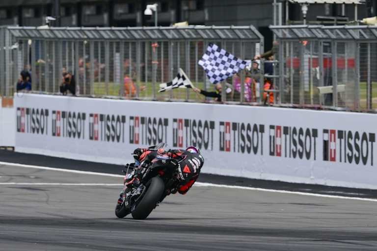 Mit sportlichen Grüßen nach Spanien: Marco Bezzecchi siegt in Silverstone