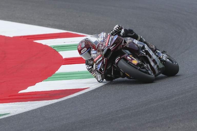 Am Sonntag fuhren die Werks-Ducatis mit einer Sonderlackierung