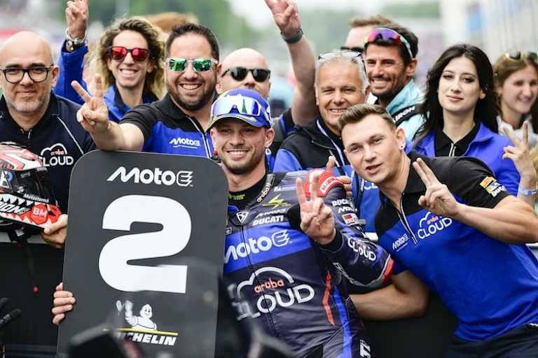 Aruba-Eigentümer Stefano Cecconi (ganz links) freut sich über die MotoE-Erfolge