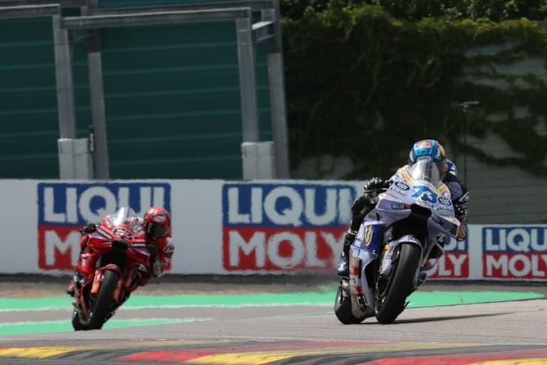 Alex Marquez beeindruckte auch mit bandagierter Hand und Platz 2