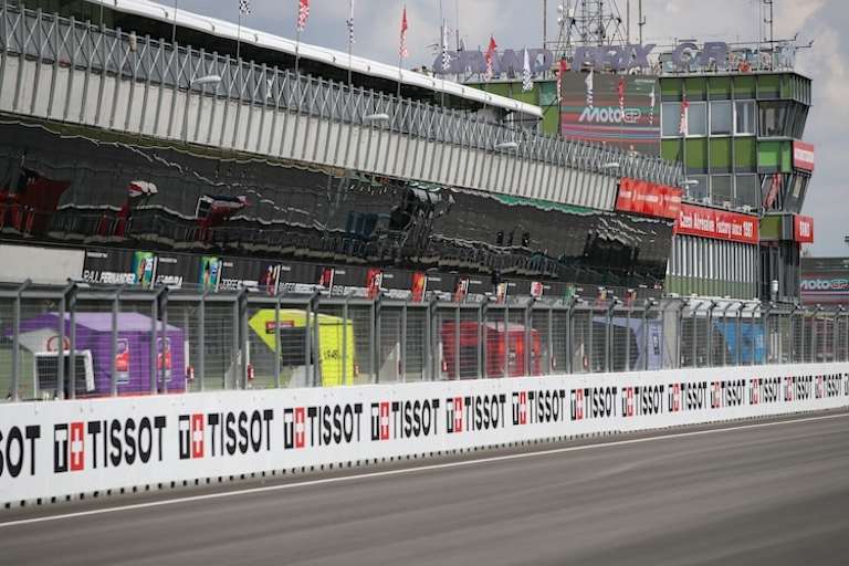 Das Boxengebäude in Brünn: unten die Garagen, darüber das Media-Center mit traumhaftem Ausblick