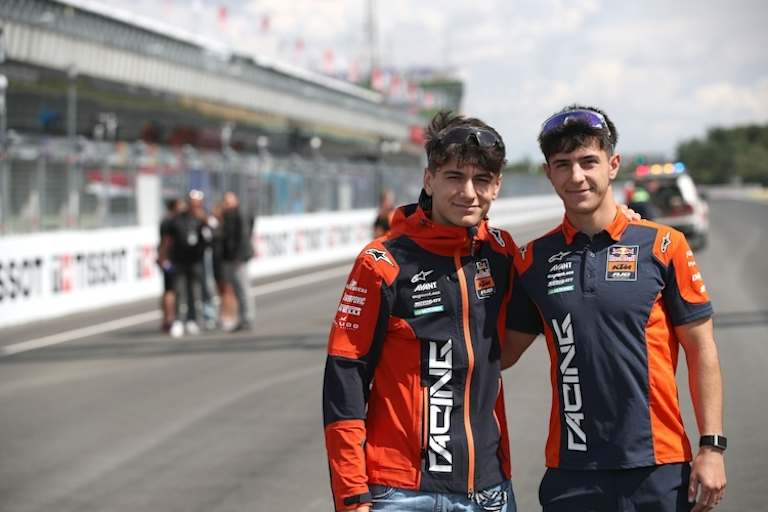 Red Bull-KTM-Ajo-Youngster: Alvaro Carpe und WM-Spitzenreiter Jose Antonio Rueda (re.)