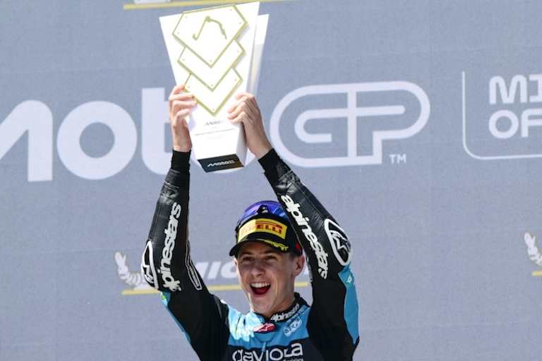 Maximo Quiles jubelt über den zweiten Saisonsieg