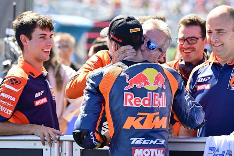 Moto3-Hoffnungsträger Valentin Perrone (2.) holt sich die Glückwünsche des Teaminhabers ab