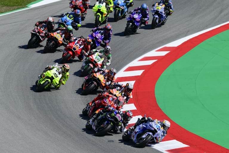 Enge Kiste nach dem Start: Alex Marquez konnte seine Führung verteidigen, crashte aber später aus dem Sprint