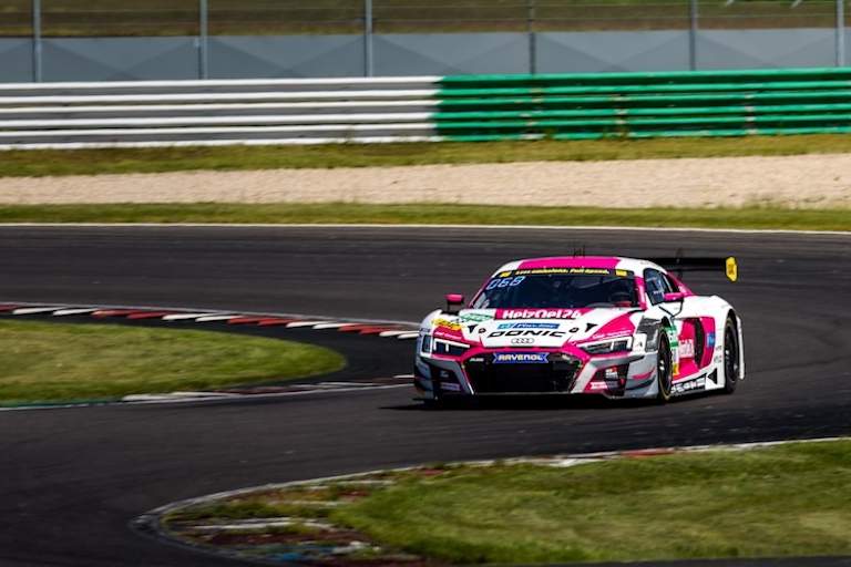 Die Saarländerin fährt für Land-Motorsport