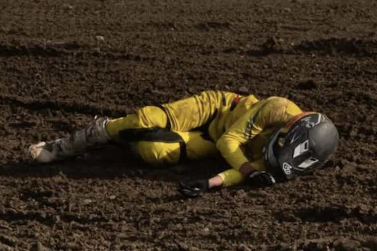 Nach dem Crash blieb Guillod zunächst etwas benebelt am Boden liegen