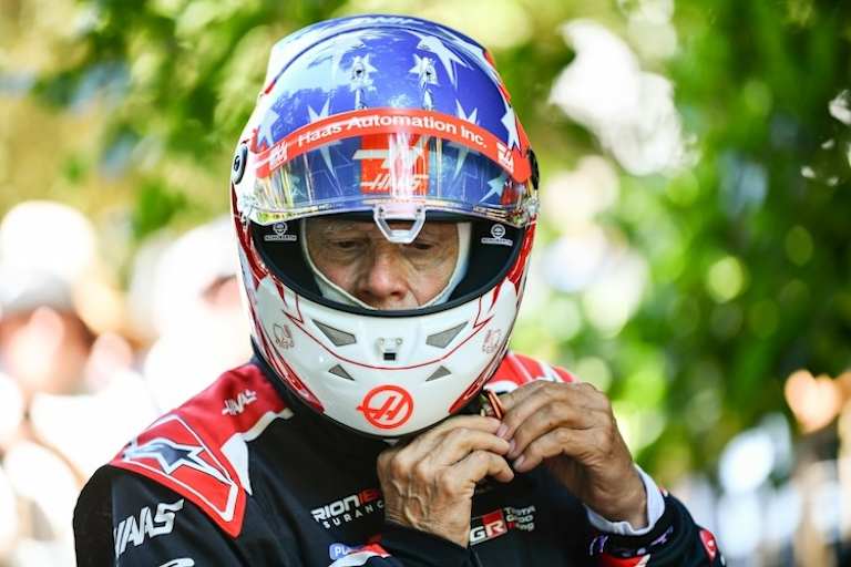 Gene Haas mit seinem Helm in USA-Farben