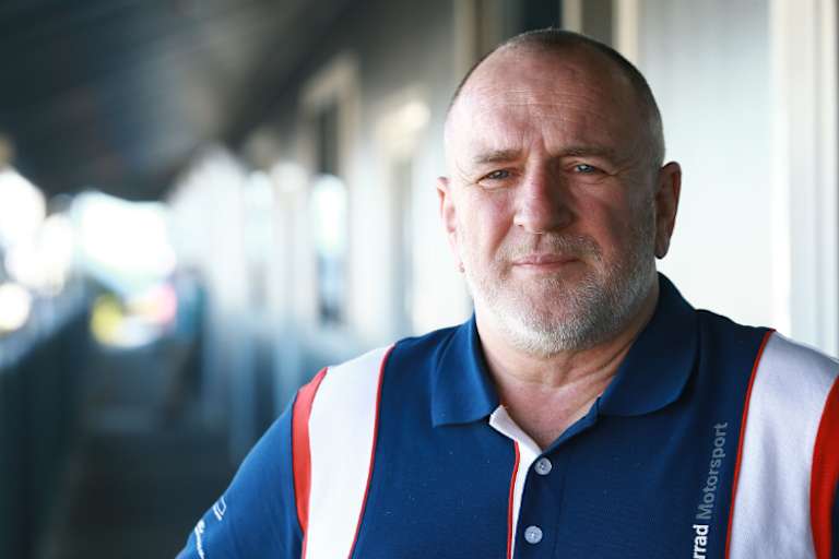 Der ehemalige BMW-Rennchef Berthold Hauser nimmt kein Blatt vor den Mund