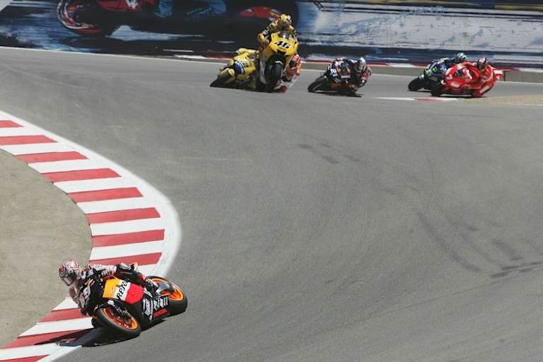 Nicky Hayden in der «Corkscrew» vor Valentino Rossi