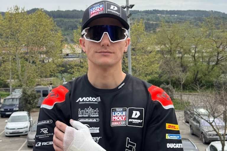 Hector Garzo mit Daumenverband