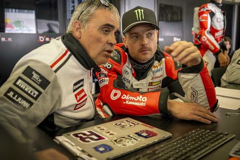 Pere Riba im Austausch mit Werkspilot Alex Lowes