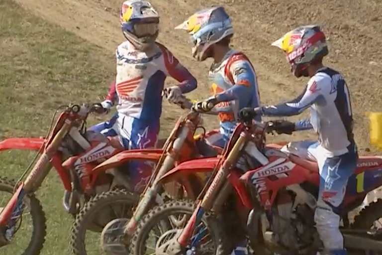 Jett und Hunter Lawrence sowie Chase Sexton im Ziel