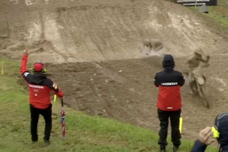 HRC-Team-Mitglieder und FIM-Offizielle reagieren umgehend