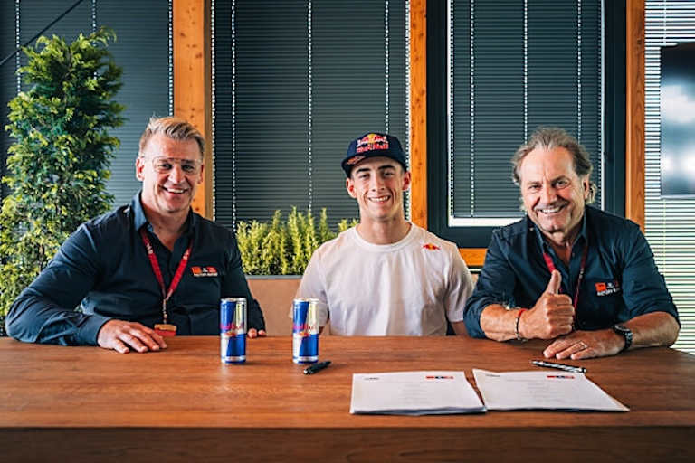 Pedro Acosta mit KTM Motorsport Direktor Pit Beirer und Hubert Trunkenpolz, stellvertretender Vorstandsvorsitzender der Pierer Mobility AG