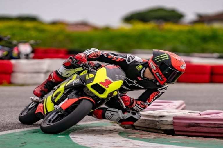 Der Stil ist unverkennbar. Auch auf dem Mini-Bike Renner gibt der MotoGP-Weltmeister alles. Auf die große Desmosedici darf Pecco erst wieder in knapp zwei Wochen