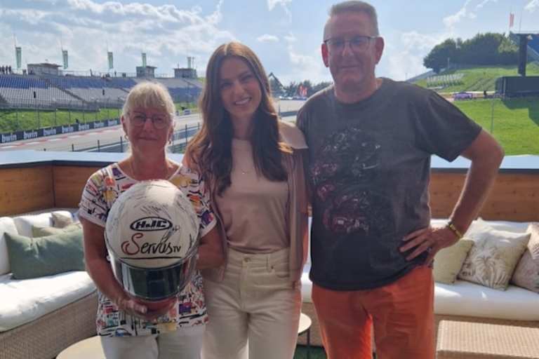 Gewinnerin Simone Klemm, Alina Marzi von ServusTV und Simones Bruder Sven