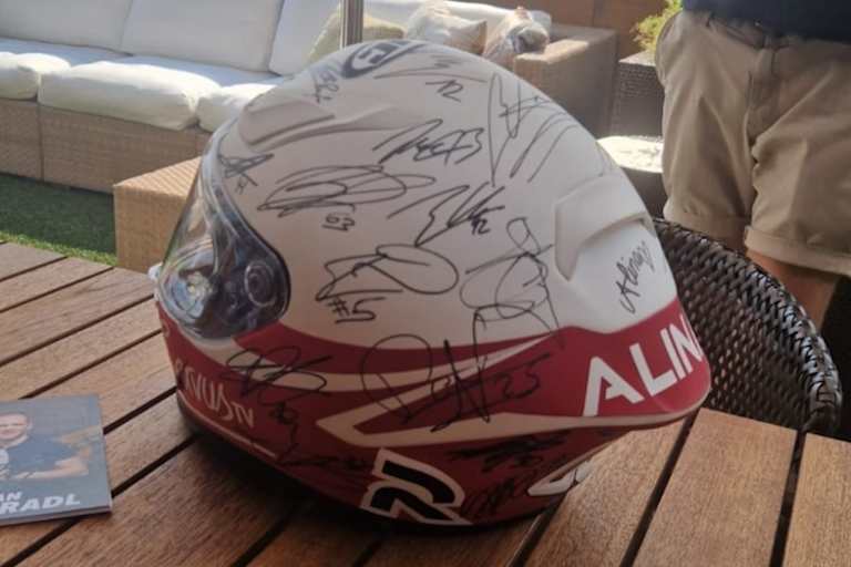 Diesen von allen 2024er-Piloten signierten Helm gewann die Siegerin