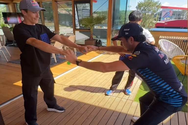 Fang den Ball. Konzentrations-Battle zwischen F1 und MotoGP-Piloten