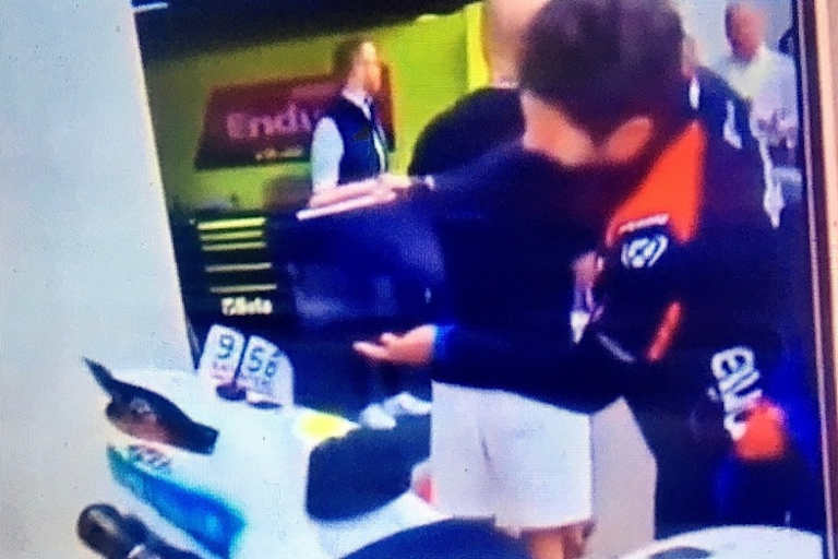 Erwischt! Hier filmt ein Mann im Aprilia-Shirt ein Motorrad