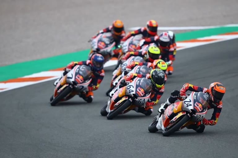 Gute Schulausbildung. Zwei Jahre lang war auch Ivan Ortola bei den Red Bull Rookies am Start. Dort geht es hart aber smart zur Sache