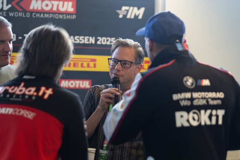 SPEEDWEEK.com-Chefredakteur Ivo Schützbach im Gespräch mit Bulega (li.) und Razgatlioglu