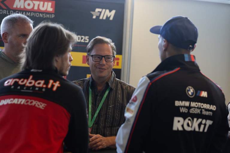 Von links: Nico Bulega, SPEEDWEEK.com-Chefredakteur Ivo Schützbach und Toprak Razgatlioglu