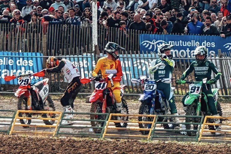 Henry Jacobi (#29) bereitet sich in Sommières auf den Start vor