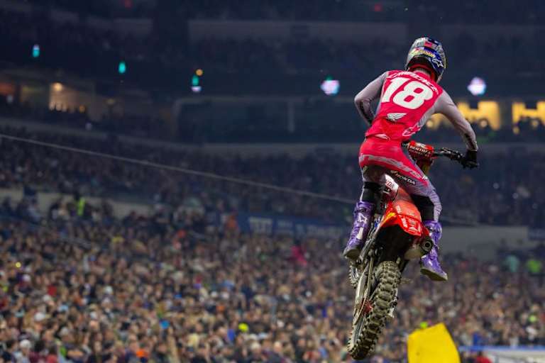 Lawrence vor der gewaltigen Zuschauerkulisse in Indianapolis