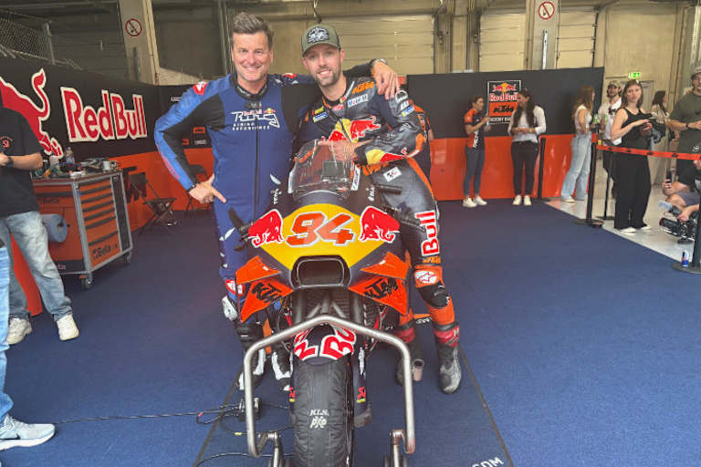 SPEEDWEEK.com-Mitarbeiter Johannes Orasche (li.) mit KTM-Chauffeur Jonas Folger