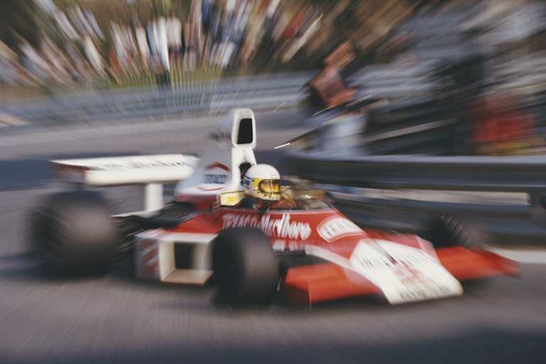 Im April 1975 wurde Jochen Mass im spanischen GP auf dem Montjuïc-Kurs zum Sieger erklärt, nachdem der führende Rolf Stommelen wegen eines gebrochenen Heckflügels schwer verunglückte