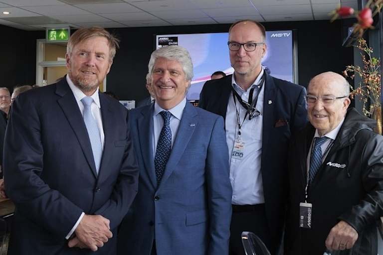 Von links: Willem-Alexander, Jorge Viegas (FIM President), Wim Mulder (CEO KMNV) und Carmelo Ezpeleta (CEO Dorna Sports S.L)