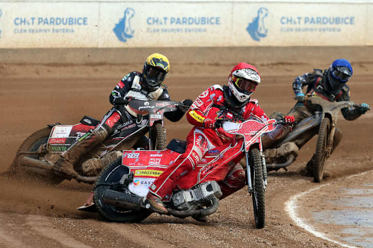 Sebastian Kössler vor Pawel Sitek und Mario Häusl