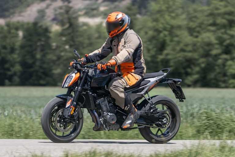 Die Ergonomie der in Zusammenarbeit mit Bajaj entwickelten Mittelklasse-Duke ist mehrheitsfähig, das Design ist es (noch) nicht