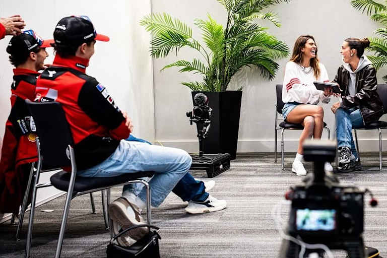 Bagnaia und Marquez schauten ihren Damen amüsiert zu