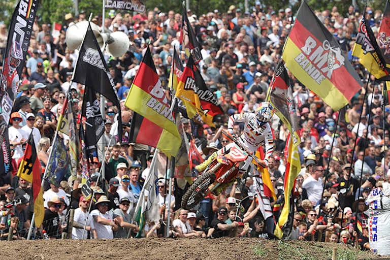 Simon Längenfelder vor der gewaltigen Zuschauerkulisse im Talkessel