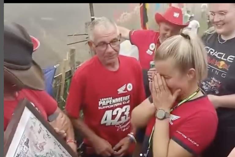 Der Fanclub unterstützt Larissa Papenmeier für den Grand Prix of Australia in Darwin