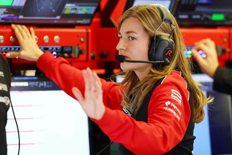 Wenn Laura Müller als Renningenieurin das Kommando gibt, hört das Team