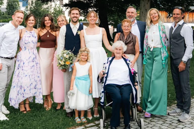 Das Brautpaar mit Familie