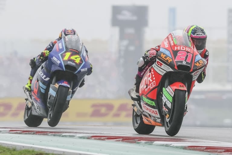 Alonso Lopez im Zweikampf mit Tony Arbolino