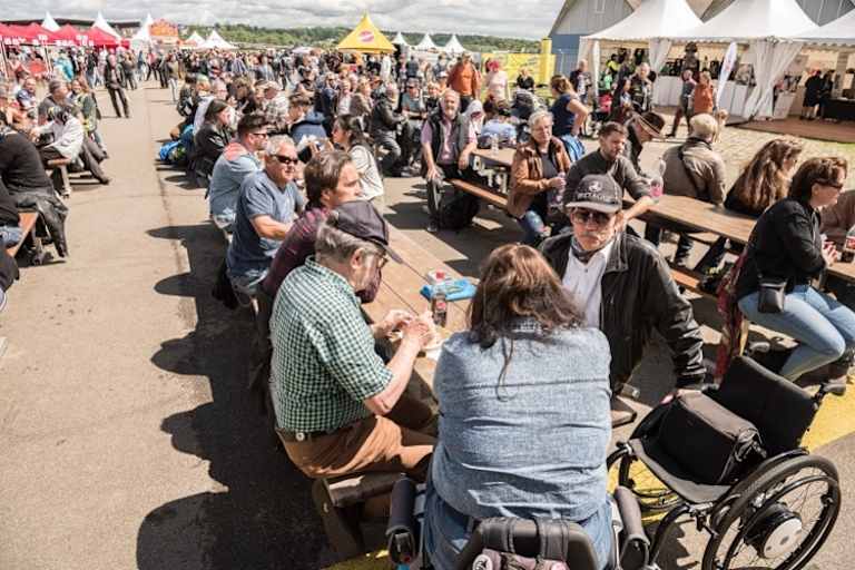 Locker-entspannte Stimmung auf dem Gelände des Flughafens Dübendorf bei Zürich