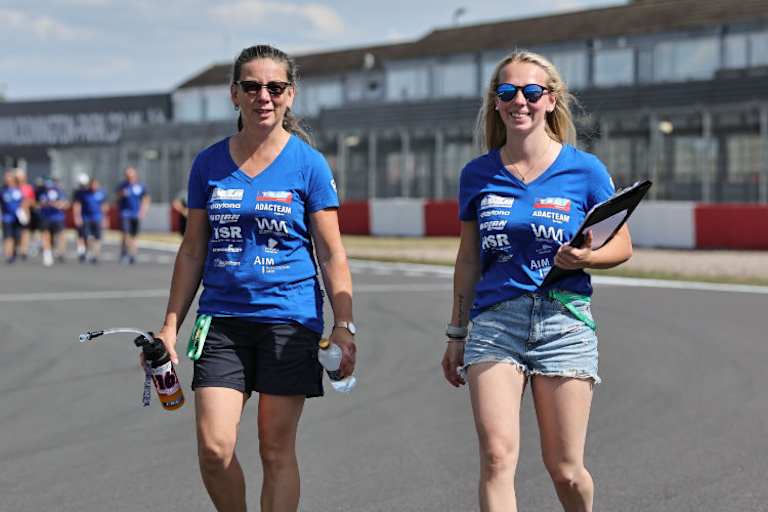 Lucy Michel auf der Yamaha R7