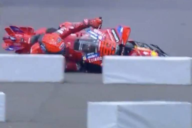 Gegen diese leichten Barrieren rutschte Marc Marquez, stupste sie mit dem Kopf weg
