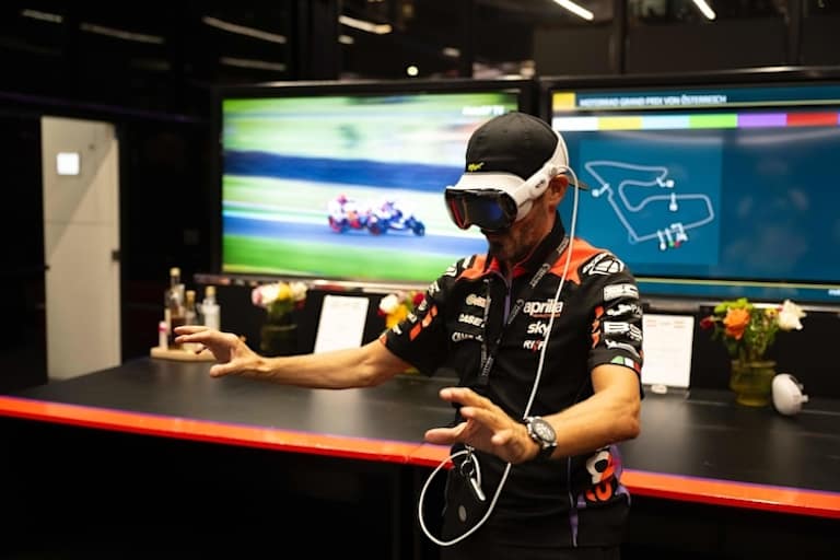 Virtual Reality: Biaggi erkundet die Aprilia «X»