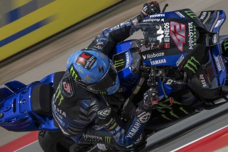 Nahaufnahme: blauer Grund und kleine, bunte Symbole