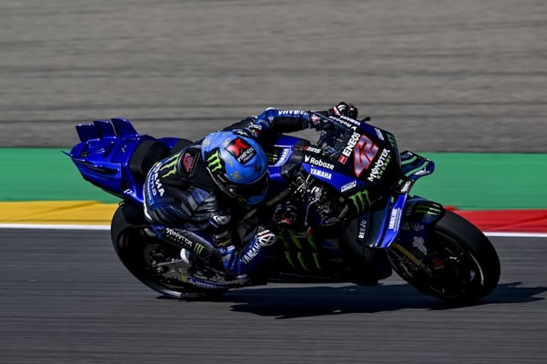 Alex Rins mit seinem neuen Helm unterwegs in Aragon