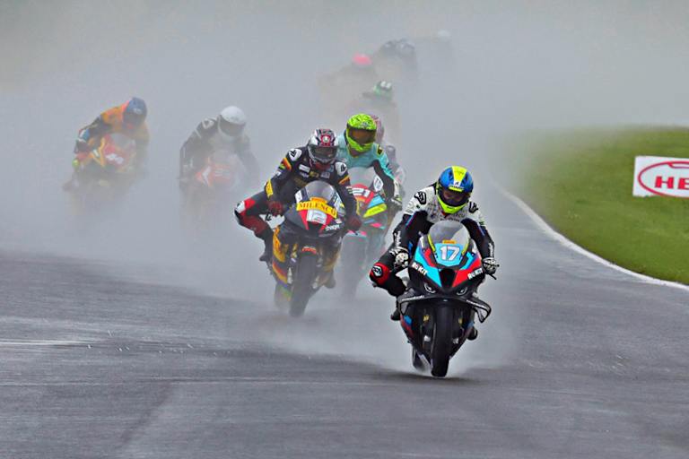 Mit der BMW im Nassen