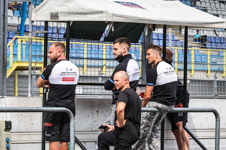 Ilya Mikhalchik mischt sich unter die Zuschauer