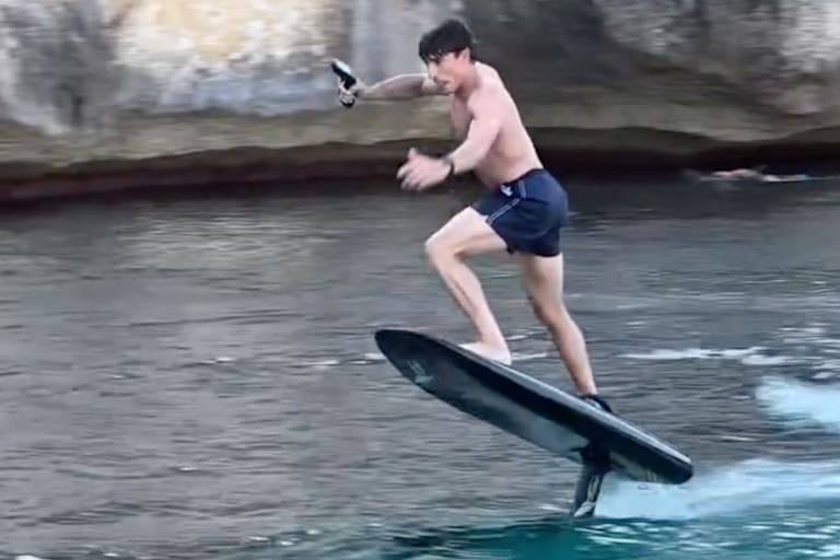 Marc Marquez auf dem «E-Surfboard»