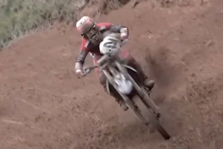 Das lose Nummernschild von Max Nagl flog im dritten Lauf wild umher